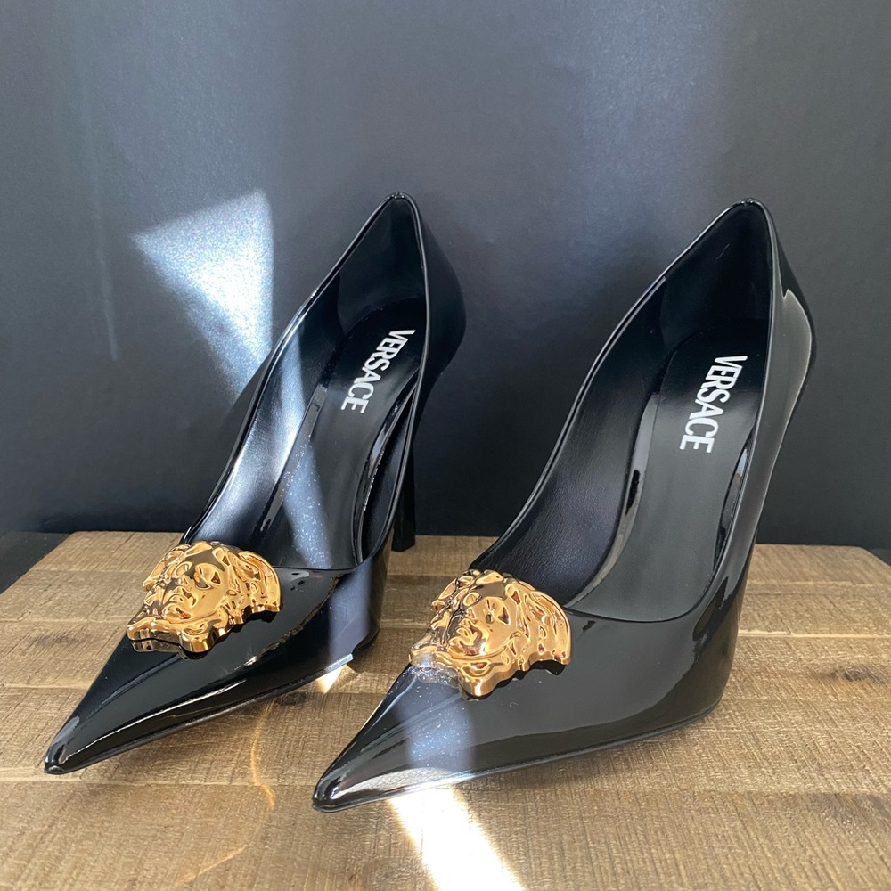 NEW Versace patent leather Medusa pumps